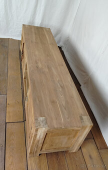 Nízká masivní komoda - TEAK - 10