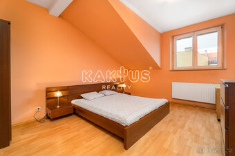 Pronájem zařízeného podkrovního bytu 3+kk (125 m2), ulice Šk - 10