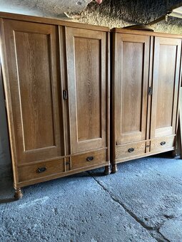 Šatní skříně, toaletka, noční stolek, 2x postel - 10