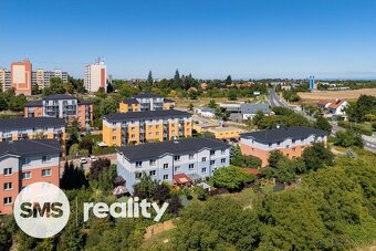 Prodej světlého bytu 3+kk, 59 m² s balkonem a parkováním, Pr - 10