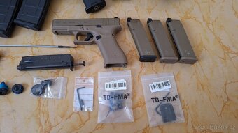 AR-15, Glock 19X - 10