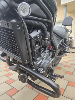 Prodám nově zajetou Hondu Rebel 1100, mraky doplňků - 10