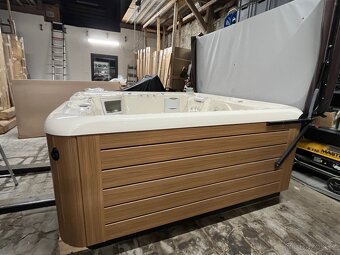 Vířivá vana Envoy HotSpring - 10