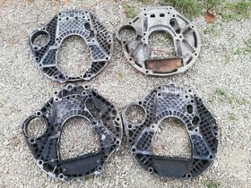 Mezikus mezi motorem a převodovkou Mercedes W123. - 10