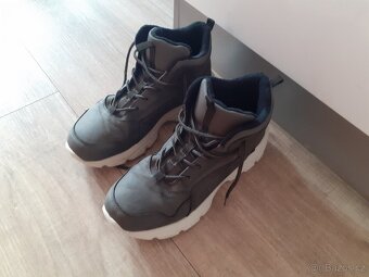 Prodám jun. kotníkové boty Jasper vel. 40, stélka 25,5cm - 10