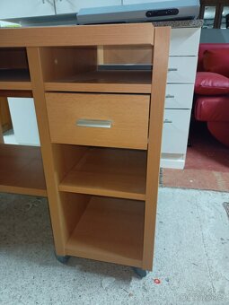 Prodám hezký PC stůl.š-96,v-76,h-69 cm - 10