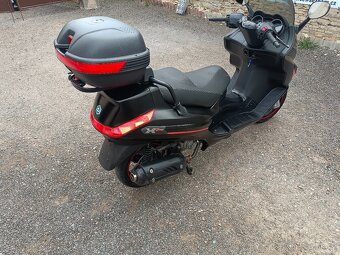 Piaggio xevo 125 Cz doklady v ceně Černý 2 s kufrem - 10