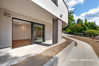 Pronájem luxusně zrekonstruovaného Atelieru 1kk ve vile Anna - 10