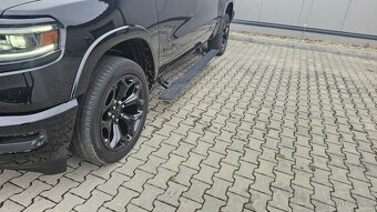 Dodge Ram 1500 Limited Black Head-up pneumatika - 10