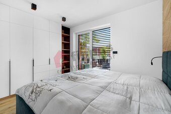 Prodej bytu 3+kk 73 m2 s terasou 71 m2 a dvě garážová parkov - 10