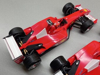 3x F1 FERRARI F2001 a F2000 SCHUMACHER HOTWHEELS 1:18 - 10