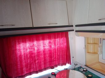 Pěkný karavan s moderními skříňkami - 10