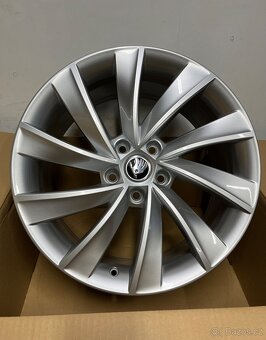 Škoda Superb R18 Originální nová sada - 10