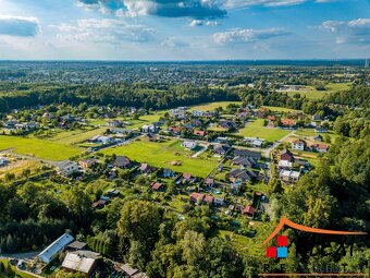 Prodej stavebního, zasíťovaného pozemku o výměře 1403 m2 v l - 10