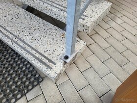 Prodám samonosné schodišťové stupně (7ks) - 10