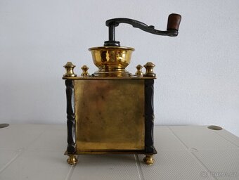 Velmi starý mosazný mlýnek na kávu, kované sloupky - 10