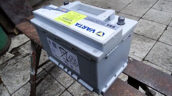 8 měsíců mladá Varta Silver Dynamic E44 12V 77Ah 780A - 10