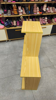 Prodejní stojan + stolek + 2x police - 10