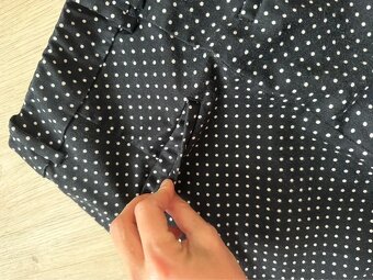 Elegantní kalhoty s bílými puntíky - 10