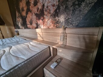 Manželská postel 180x200 včetně roštů, matrace a stolků Top - 10