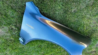 VW TOUAREG 7L - PŘEDNÍ PRAVÝ BLATNÍK - 10