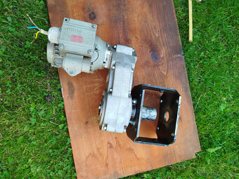 motor s převodovkou 3,5 ot/minutu - 10