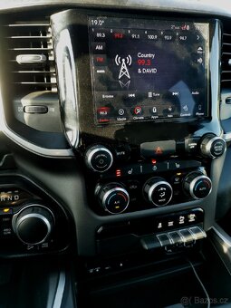 RAM 1500 rok 2019 4x4 5.7 HEMI Bighorn Crew Cab - 10