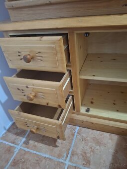 Masivní dvoudílná skříň- vitrína - 10