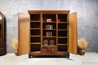 Klasická knihovna z masivního dubového dřeva VITRINA - 10