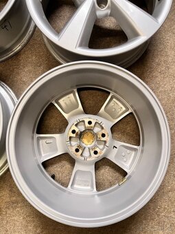 5x114,3 R17 originál alu Nissan Qashqai - ET 40 - - 10