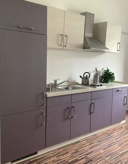 Moderní kuchyně ve fialovém odstínu MOLLY - 10