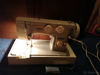 Starožitný šicí stroj - 10