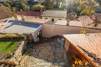 Prodej domu se 3 apartmány, útulným dvorkem, a na skvělé adr - 10