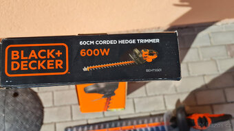 Nůžky na živý plot zn.Black & Decker - 10