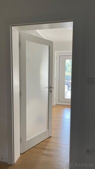 Prodám bílé interierové dveře se sklem, 80cm - 10