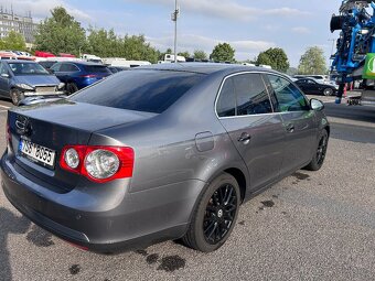 Volkswagen Jetta 2.0 FSI Sportline - 10