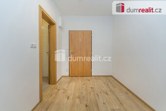 Světlý byt 1+kk s balkonem, sklepem a garážovým stáním, 38 m - 10