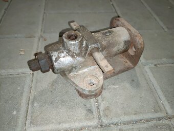 Traktor Svoboda - mezikus pro montáž čerpadla - 10