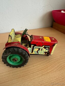 Starý plechový traktor na klíček - 10