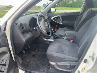 TOYOTA RAV4 2.2 D 4x2, 110 kw, manuál, netěsnost motoru - 10