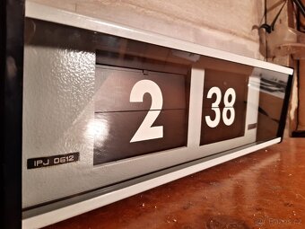 Funkční překlápěcí hodiny Pragotron IPJ0612 z roku 1985 - 10