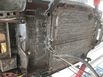 Škoda 105 S karoserie - 10