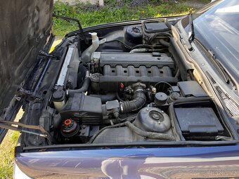 BMW 5 E34 520i 3 sady kol, bedny dílů 236000km - 10