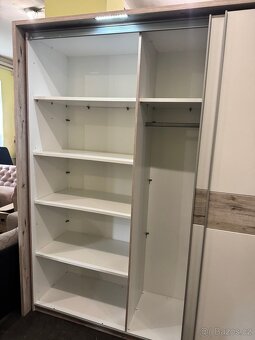Kvalitní velká šatní skříň se posuvnými dveřmi - 10