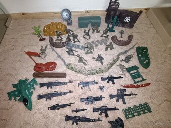 Vojenská sada – vojáčci + vybavení + doplňky (velký set) - 10