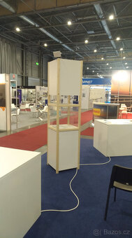Stoly skříňky boxy koberec stojan - z expozice - 10