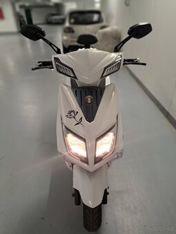 Elektroskútr Hecht Equis - najeto 138km, nové baterie - 10