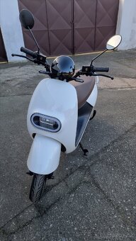 Krásný elektrický skútr Lvneng S3 White (nový) - 10