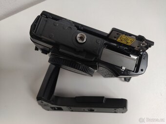 Olympus OM-D E-M10 s gripem, 2x baterie a nabíječka - 10