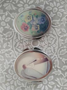 kosmetické zrcátko, hřeben na vlasy, sluneční brýle, štětec - 10